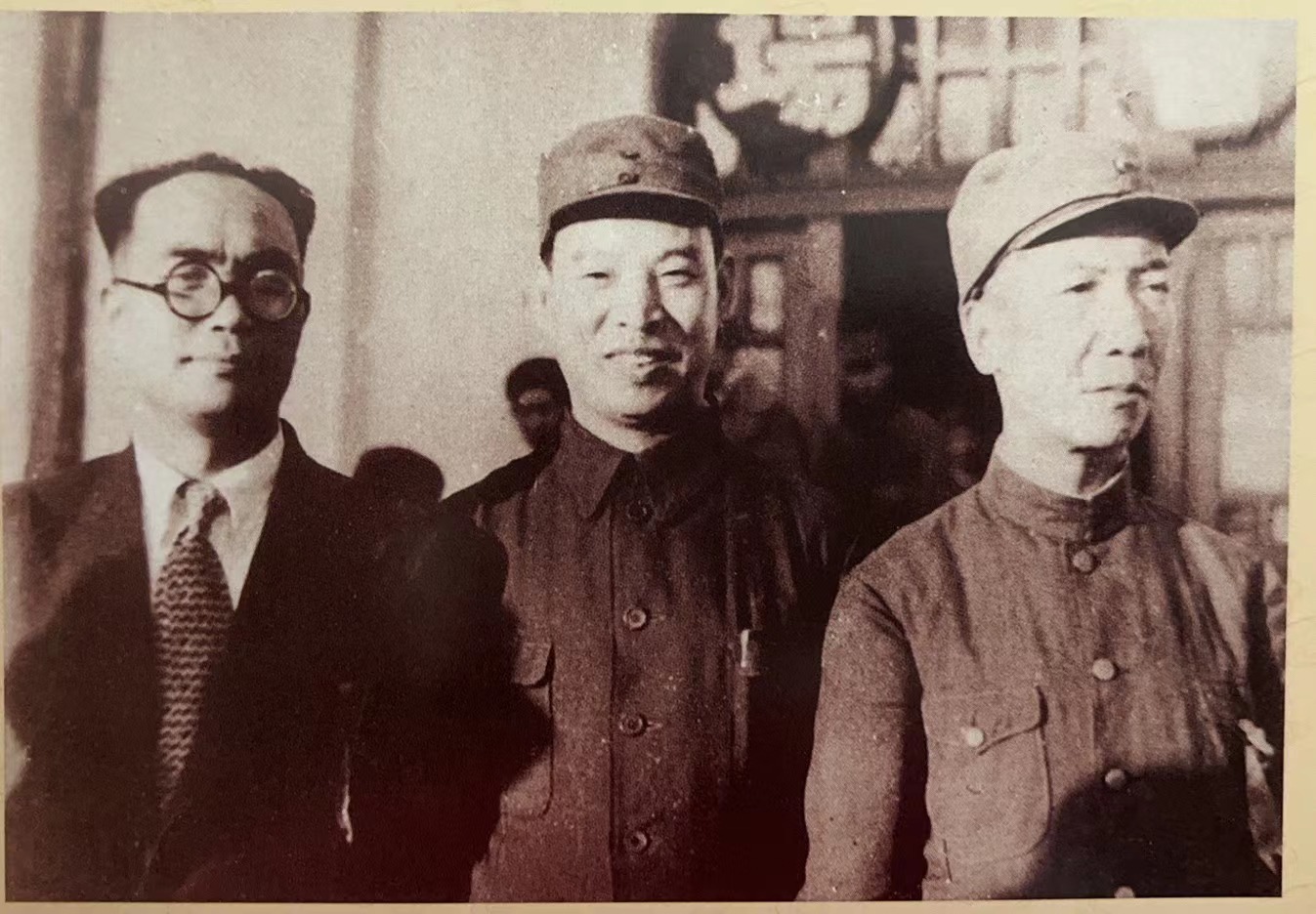 1946年8月，在哈尔滨出席东北各省代表联席会议期间，东北民主联军副总司令周保中（右）与中共中央东北局副书记兼东北民主联军副政委彭真（中）、松江省政府主席冯仲云（左）合影。.jpg