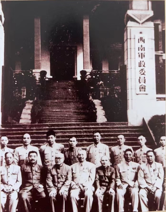 1950年7月，周保中（后右四）出席西南军政委员会第一次会议。图为全体委员合影（照片为局部) - 副本.jpg